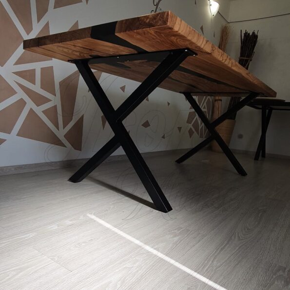 tavolo-in-legno-e-resina-erebo2