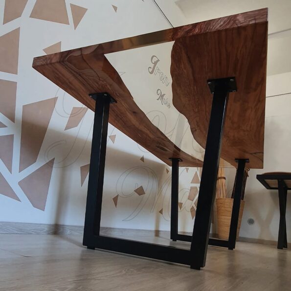 tavolo-in-legno-e-resina-iperione5