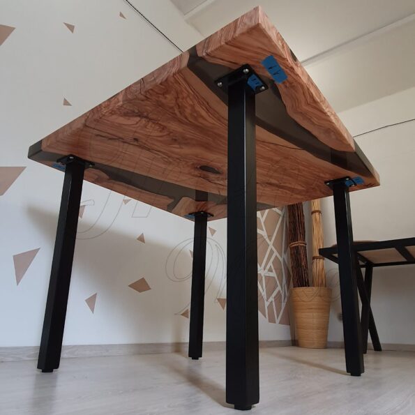 tavolo-in-legno-e-resina-philotes7