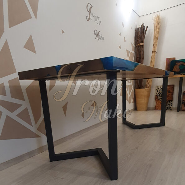 tavolo in legno e resina-parallel10