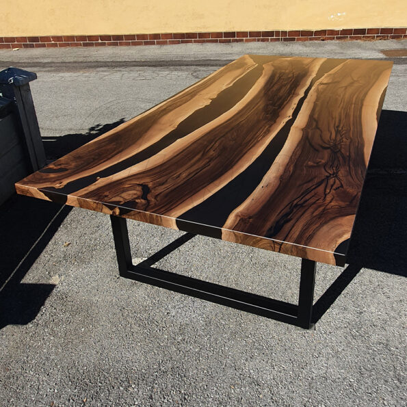 tavolo-in-legno-e-resina-beacon1