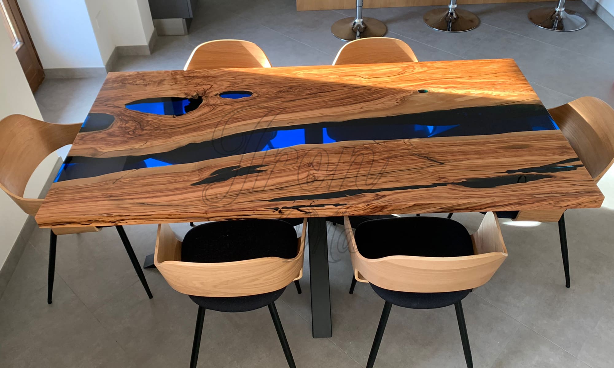 Tavolo-legno-e-resina-Night-Iron-Make