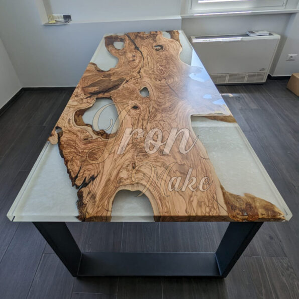 tavolo in legno e resina-dipinto1