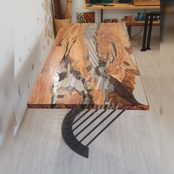 tavolo in legno e resina-delta17