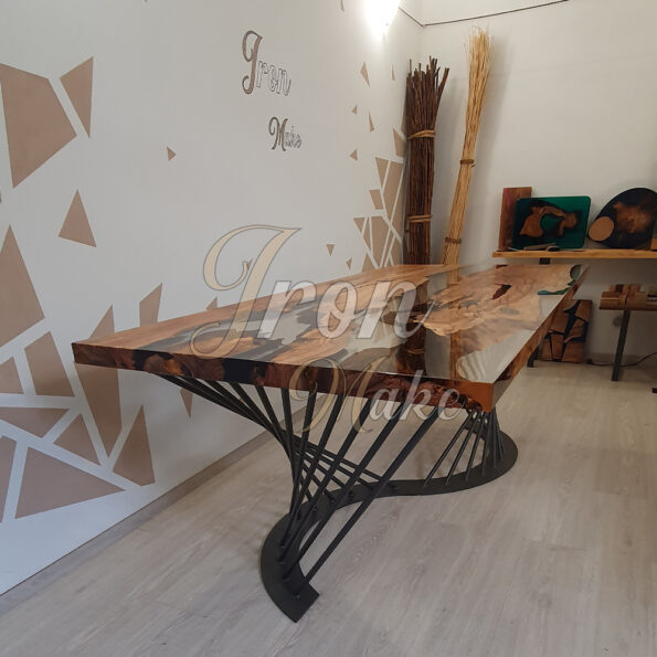 tavolo in legno e resina-delta8