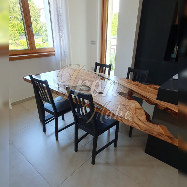 tavolo in legno e resina-elisabeth1