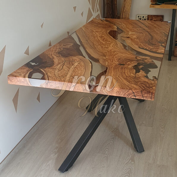 tavolo in legno e resina-grow2