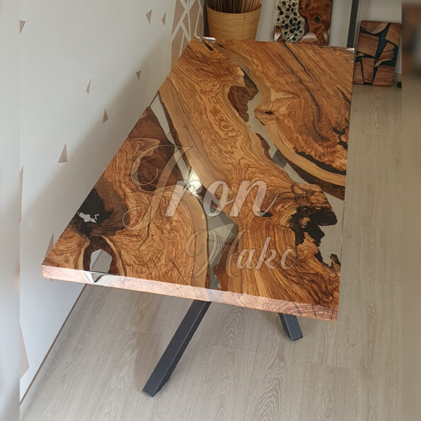 tavolo in legno e resina-grow4