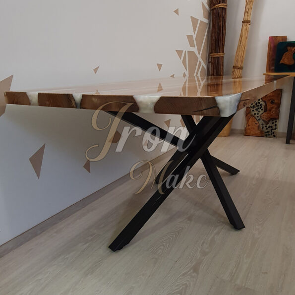 tavolo in legno e resina-shiny5