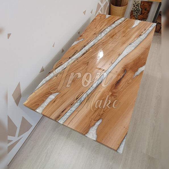 tavolo in legno e resina-shiny7